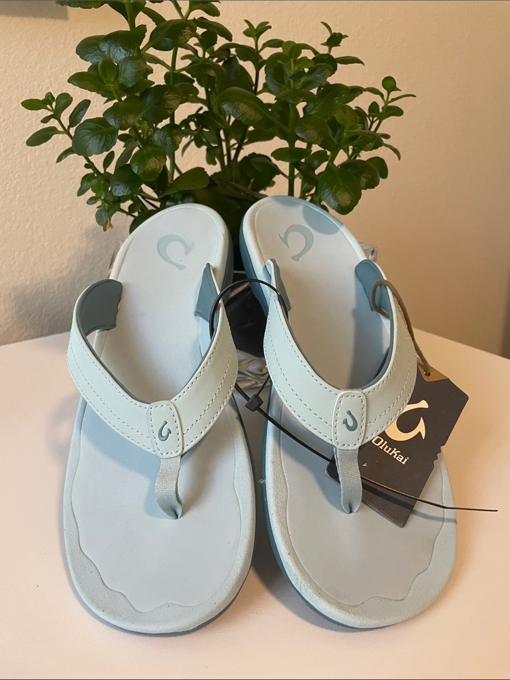 OluKai Women's Pale Blue Leather Thong Sandals